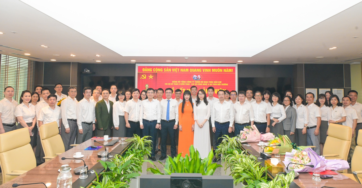 Đảng ủy PVEP kết nạp đảng viên mới: Phát huy tinh thần tiên phong, gương mẫu, sẵn sàng cống hiến