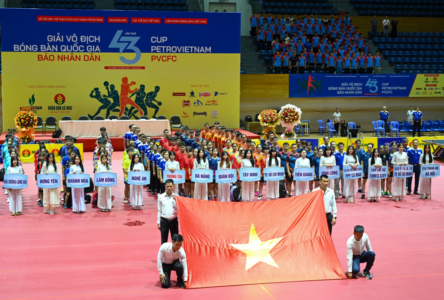 Các đại biểu và toàn bộ các VĐV tham dự giải bóng bàn thực hiện nghi thức chào cờ, khai mạc giải đấu.