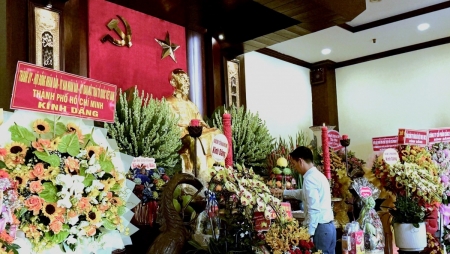PQPOC dâng hương Chủ tịch Hồ Chí Minh nhân dịp kỷ niệm 135 năm ngày sinh nhật Bác