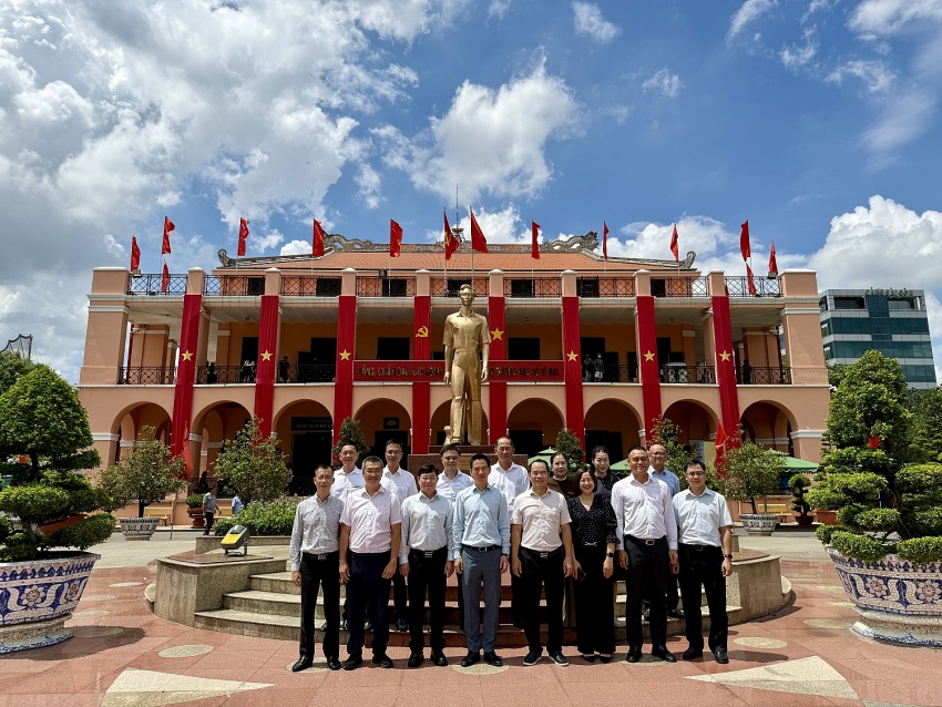 PQPOC dâng hương Chủ tịch Hồ Chí Minh nhân dịp kỷ niệm 135 năm ngày sinh nhật Bác
