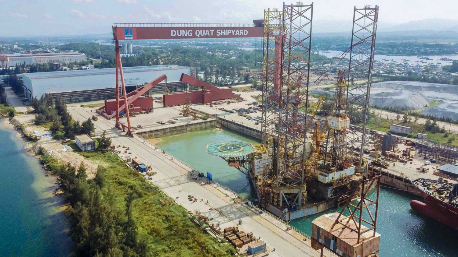 Một trong những dự án tương tự cũng đã được PVSM thực hiện thành công và vượt tiến độ thời gian là giàn khoan Tam Đảo 01. Giàn được DQS lai dắt vào dock để sửa chữa vào ngày 23/4/2023 và hoàn thành sau 65 ngày, sớm hơn dự kiến 5 ngày.