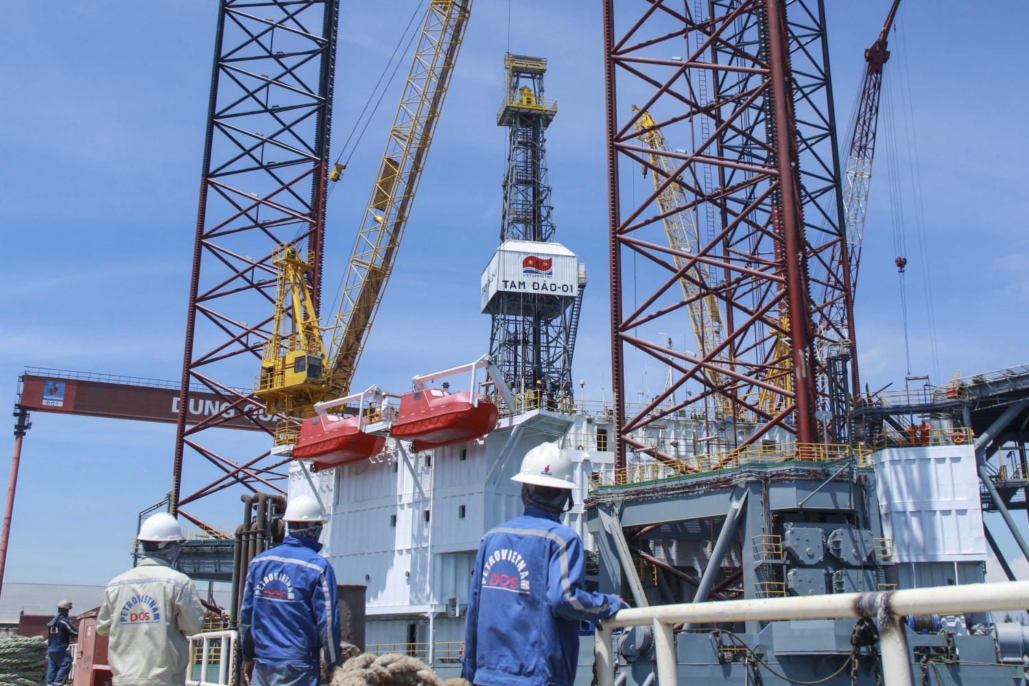 Giàn khoan Tam Đảo 01 được thiết kế với chiều dài là 64,2m, chiều rộng 68m, chiều cao thân 8m, khoan với độ sâu của giếng khoan là 6.000m.