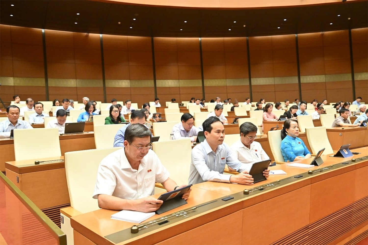 Quốc hội thông qua nghị quyết rút ngắn nhiệm kỳ và ấn định ngày bầu cử khóa mới
