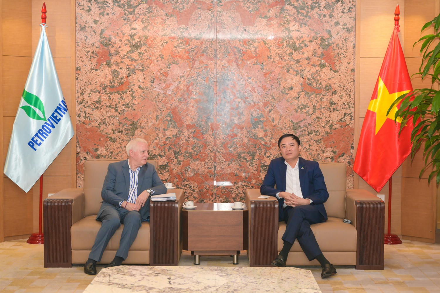 Tổng Giám đốc Lê Ngọc Sơn trao đổi với Ngài Marcos Antonio BEDNARSKI