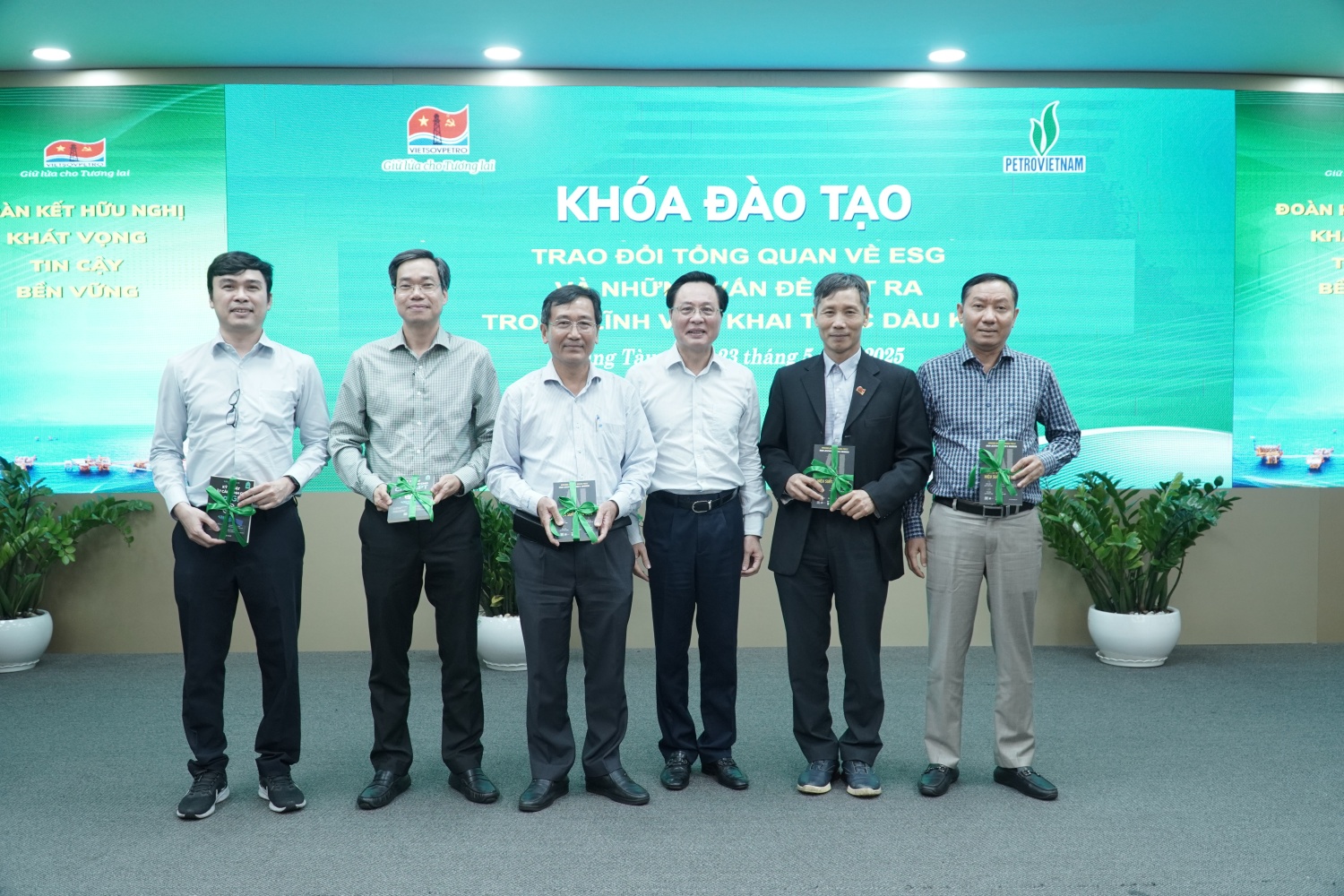 Vietsovpetro tổ chức khóa đào tạo về ESG trong lĩnh vực khai thác dầu khí Vietsovpetro tổ chức khóa đào tạo về ESG trong lĩnh vực khai thác dầu khí
