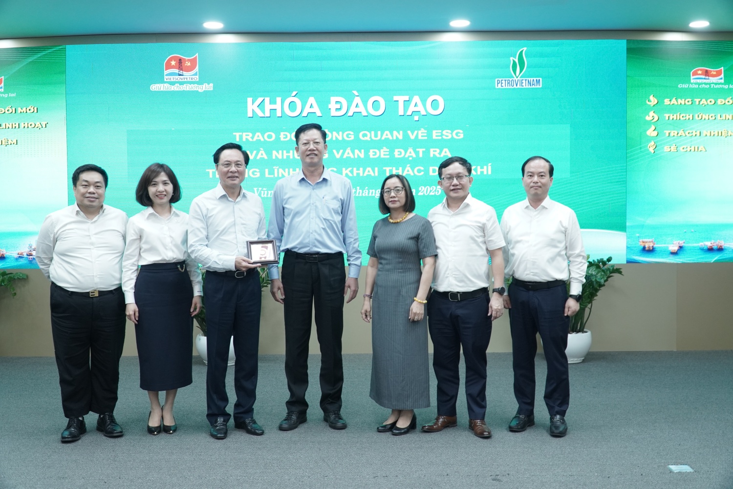 Vietsovpetro tổ chức khóa đào tạo về ESG trong lĩnh vực khai thác dầu khí Vietsovpetro tổ chức khóa đào tạo về ESG trong lĩnh vực khai thác dầu khí