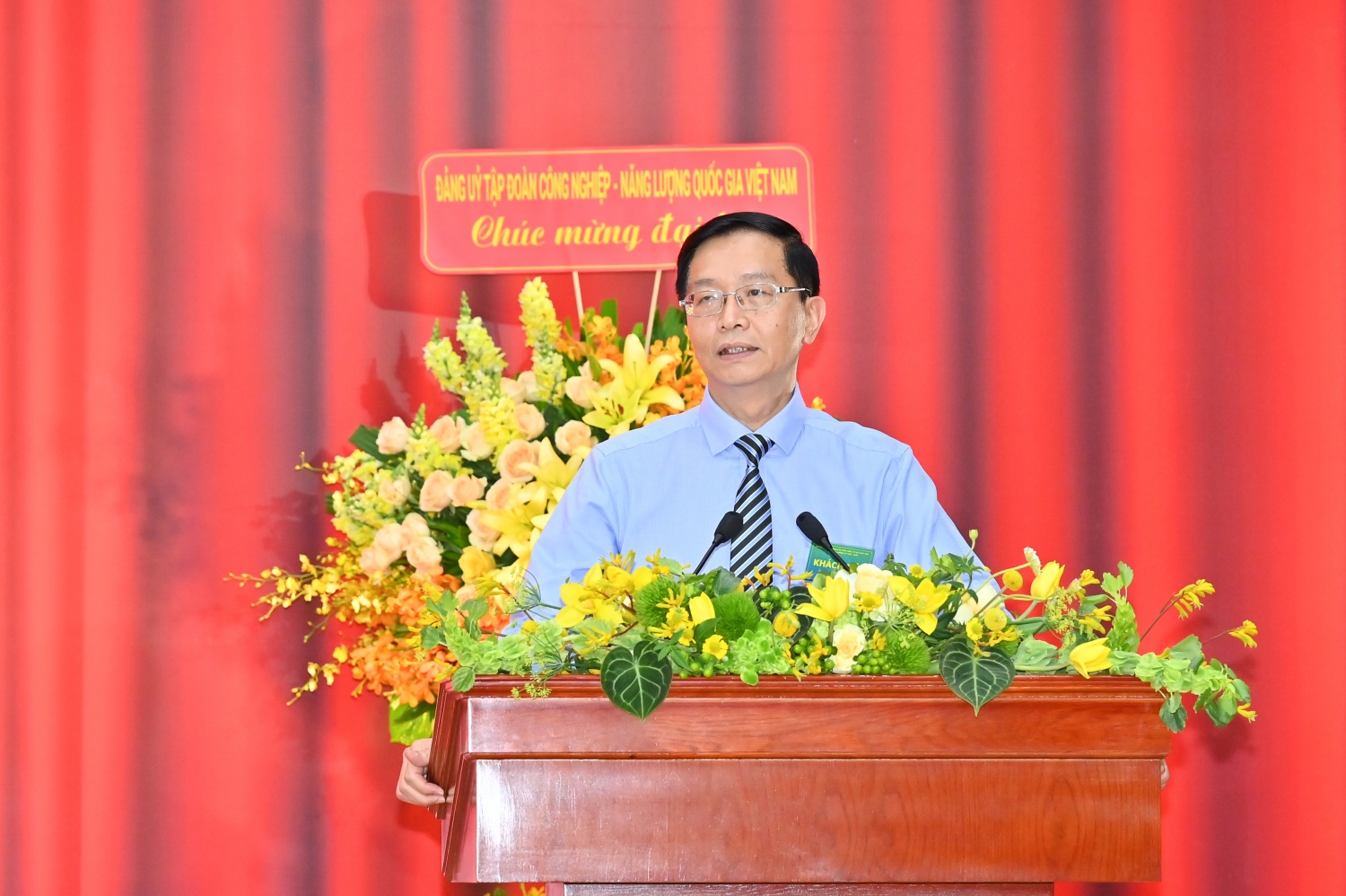 Đồng chí Trần Quang Dũng - Phó Bí thư thường trực Đảng ủy Tập đoàn Công nghiệp - Năng lượng Quốc gia Việt Nam chỉ đạo Đại hội. 