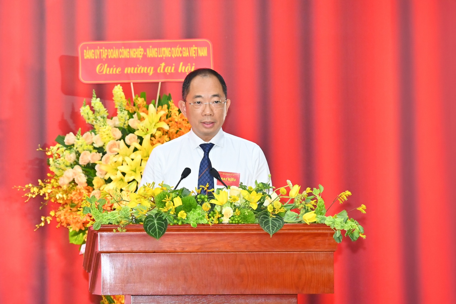Đồng chí Cao Hoài Dương - Ủy viên Ban Chấp hành Đảng bộ Tập đoàn Công nghiệp - Năng lượng Quốc gia Việt Nam, Bí thư Đảng ủy, Chủ tịch HĐQT Tổng công ty Dầu Việt Nam trình bày Báo cáo chính trị 
