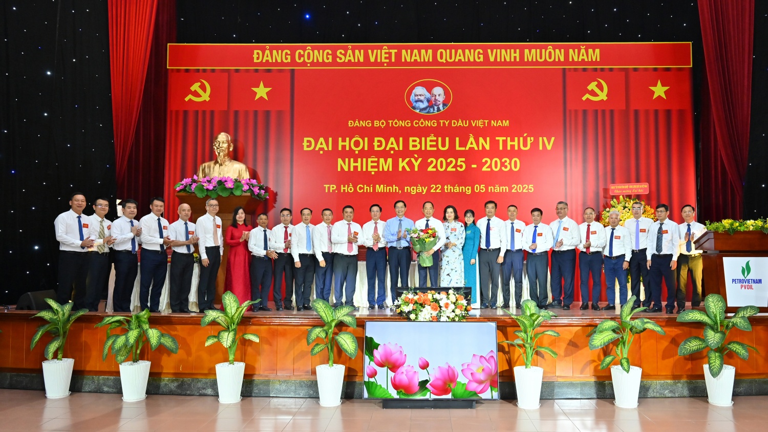 Đồng chí Trần Quang Dũng - Phó Bí thư thường trực Đảng ủy Tập đoàn; đồng chí Bùi Minh Tiến - Ủy viên Ban Thường vụ Đảng ủy, Thành viên HĐTV Tập đoàn tặng hoa chúc mừng Ban Chấp hành Đảng bộ Tổng công ty Dầu Việt Nam nhiệm kỳ 2025-2030