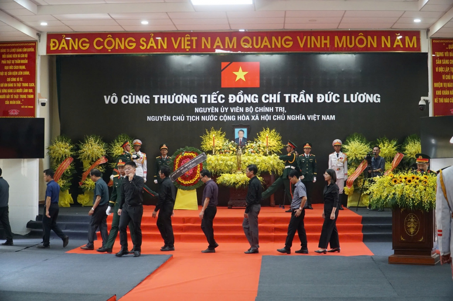 Quang cảnh  Lễ viếng tang nguyên Chủ tịch nước Trần Đức Lương tại Hội trường T50 Bộ Chỉ huy quân sự tỉnh Quảng Ngãi.