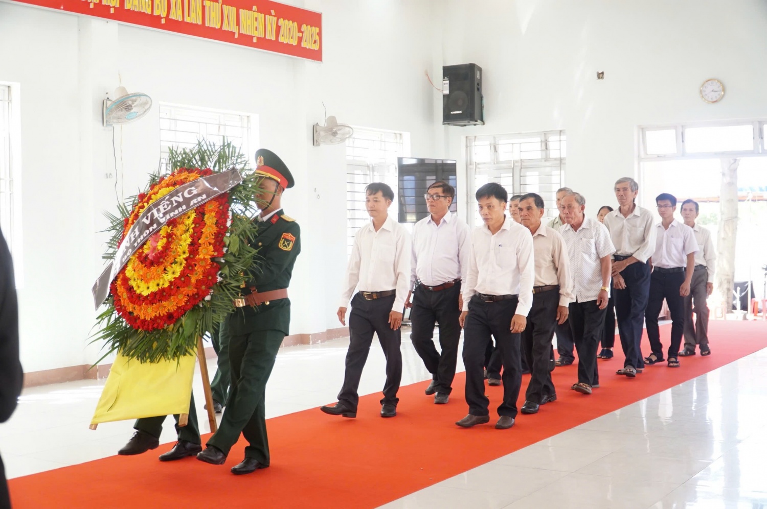 Nhân dân bày tỏ lòng tiếc thương với người con ưu tú của tỉnh Quảng Ngãi