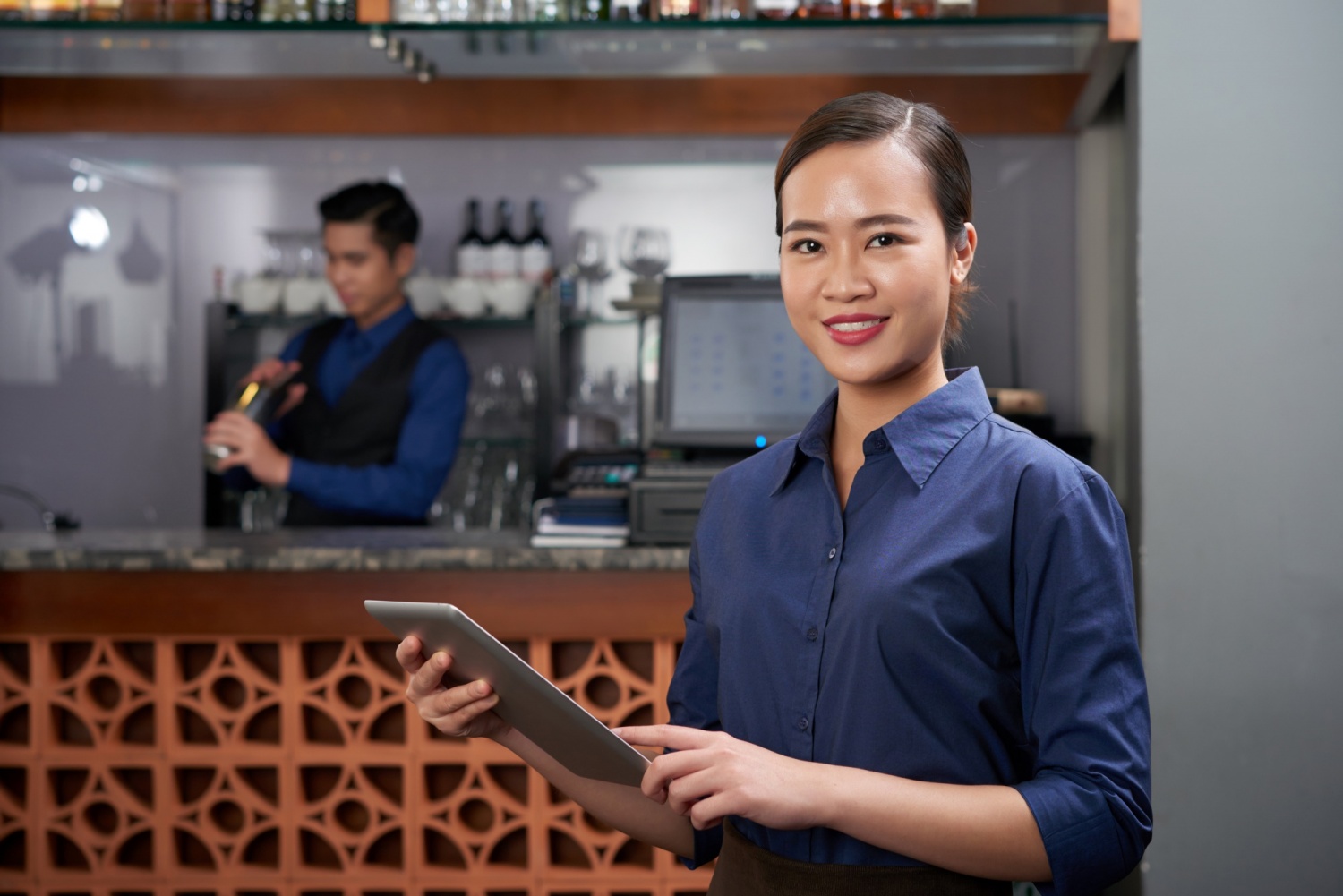 AI có thể thay thế sự ấm áp của “nụ cười Việt Nam”?