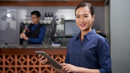 AI có thể thay thế sự ấm áp của “nụ cười Việt Nam”?