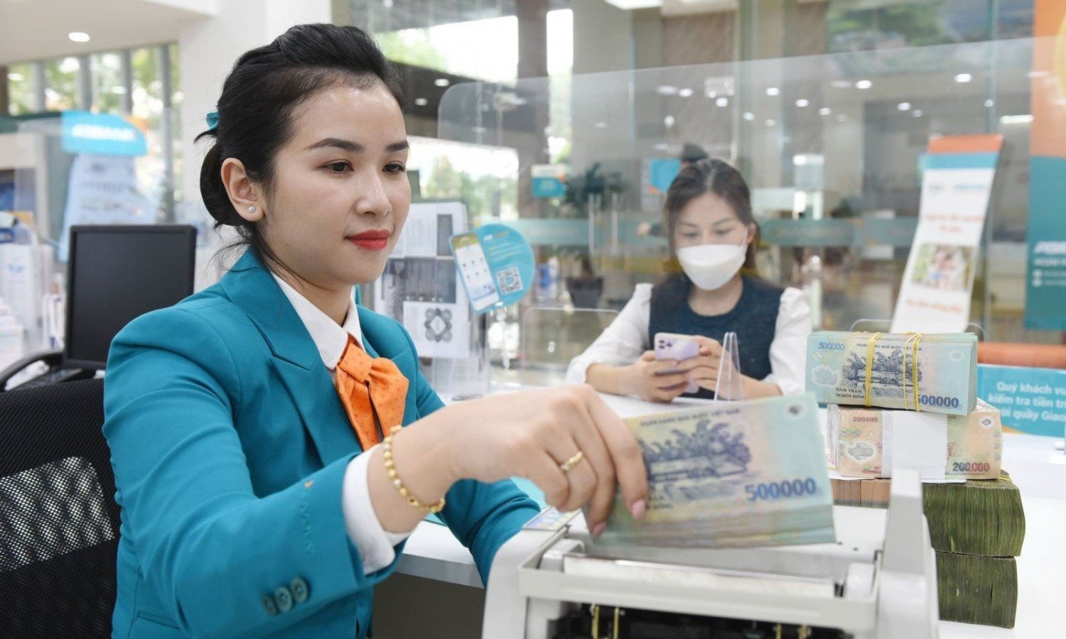 Điểm tin ngân hàng ngày 28/5: Tín dụng tăng tốc, lãi suất huy động dự báo leo thang cuối năm