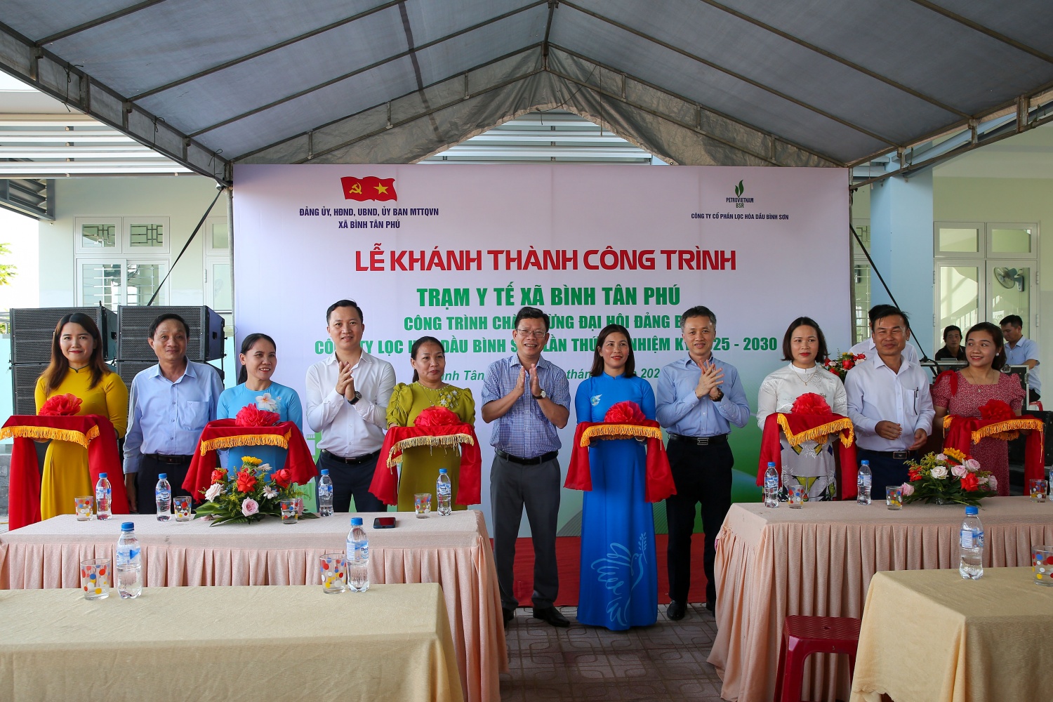 Các đại biểu cắt băng khánh thành công trình Trạm Y tế xã Bình Tân Phú.