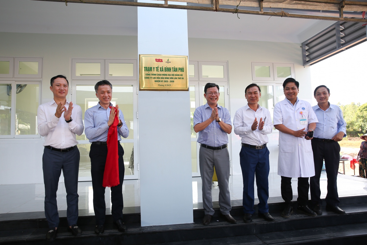 Các đại biểu thực hiện nghi thức gắn biển công trình Trạm Y tế xã Bình Tân Phú. Đây là công trình được Đảng uỷ BSR lựa chọn chào mừng Đại hội đại biểu Đảng bộ BSR lần thứ VII nhiệm kỳ 2025 - 2030.