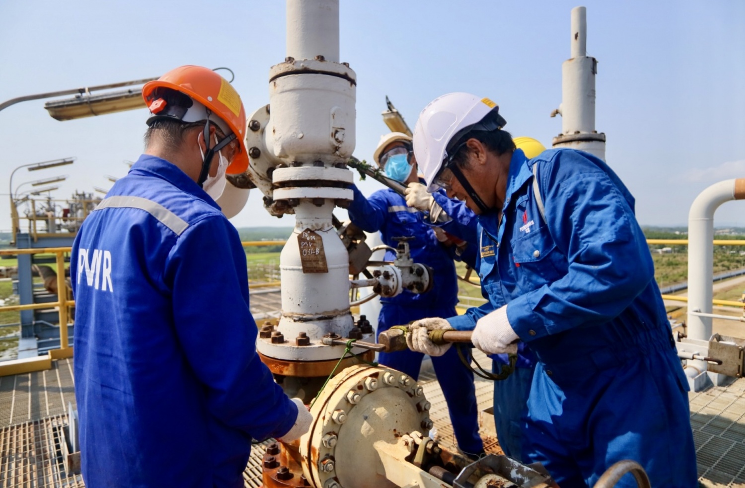 Tổ chức Đảng trong doanh nghiệp: Gắn sản xuất, dẫn đổi mới, mở đường chuyển hóa