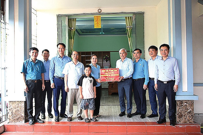 Vinacomin: Gia tăng sản xuất phải đi đôi với việc chăm lo người lao động