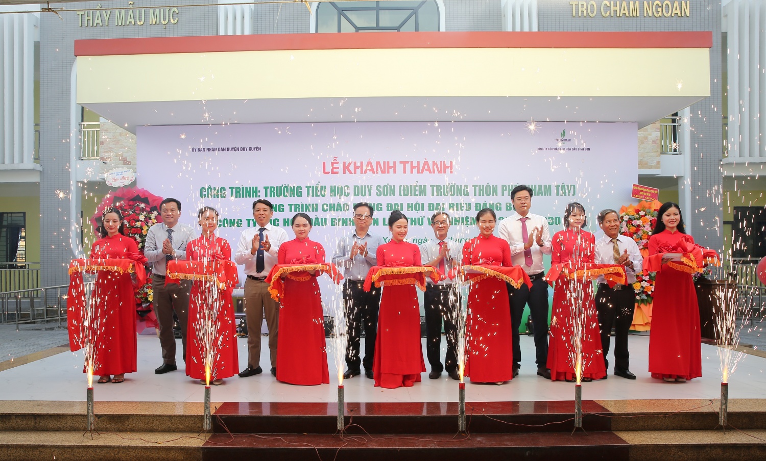Lãnh đạo huyện Duy Xuyên và BSR cắt băng khánh thành Trường Tiểu học Duy Sơn (Điểm trường Phú Nham Tây).