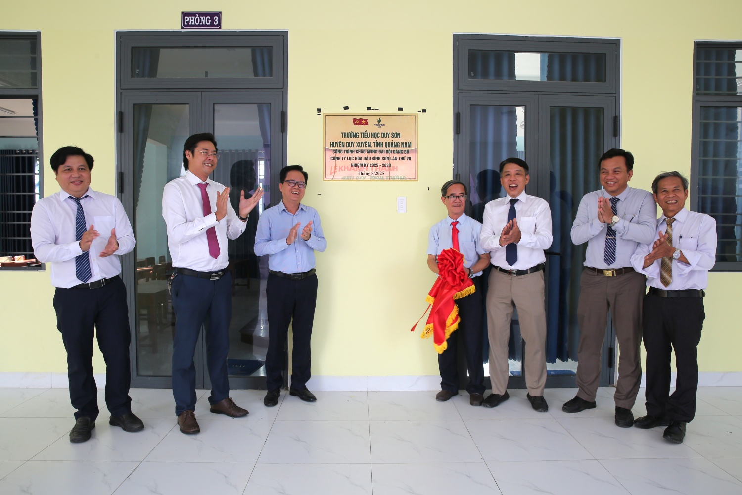 Đại biểu thực hiện nghi thức gắn biển công trình chào mừng Đại hội đại biểu Đảng bộ Công ty Lọc hóa dầu Bình Sơn lần thứ VII, nhiệm kỳ 2025 - 2030.