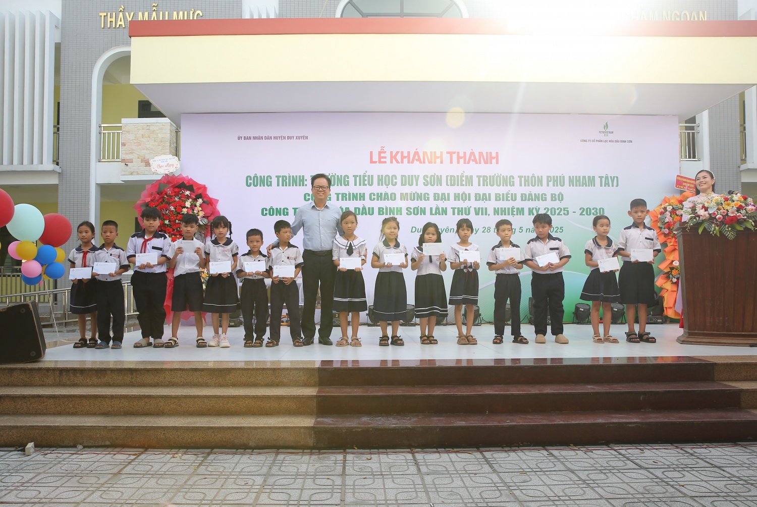 Ông Nguyễn Văn Hội - Ủy viên Ban Thường vụ Đảng ủy, Thành viên Hội đồng quản trị Công ty BSR trao quà cho các em học sinh vượt khó học giỏi.