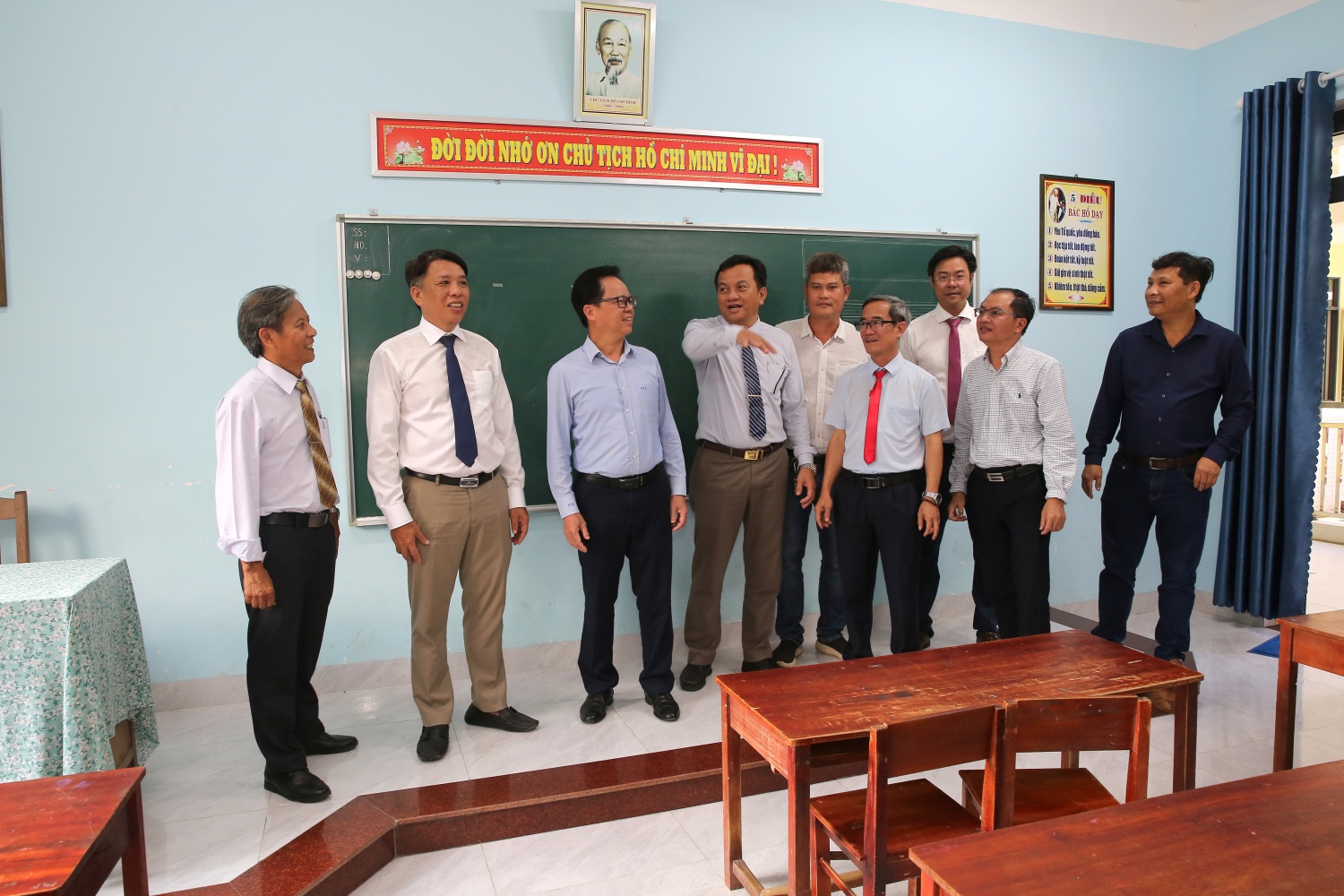 Các đại biểu tham quan công trình Trường Tiểu học Duy Sơn tại Điểm trường Phú Nham Tây.