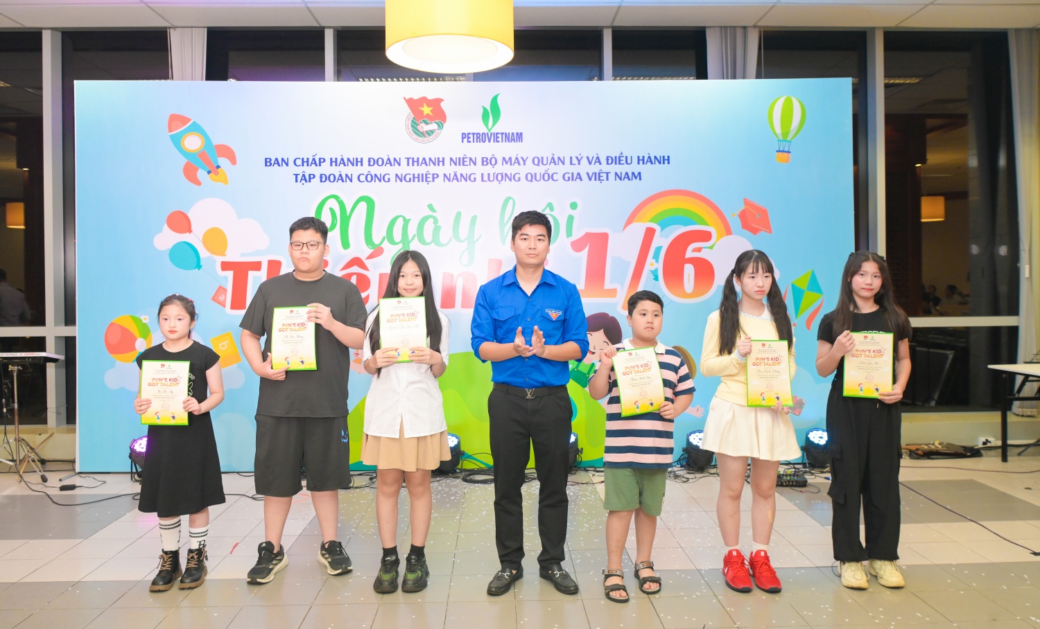 Anh Phạm Hồng Sơn, Bí thư Đoàn Thanh niên BMQL&ĐH tặng giấy khen và quà cho các em nhỏ tham gia phần trình diễn tài năng