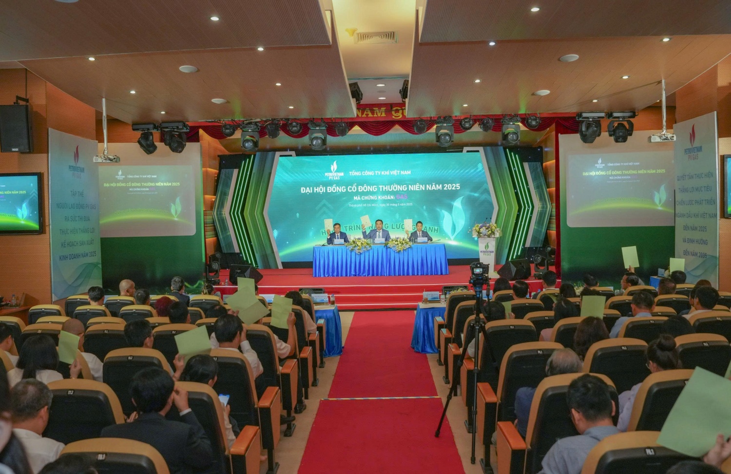 Cổ đông ấn tượng với kết quả SXKD và tin tưởng vào triển vọng phát triển bền vững của PV GAS