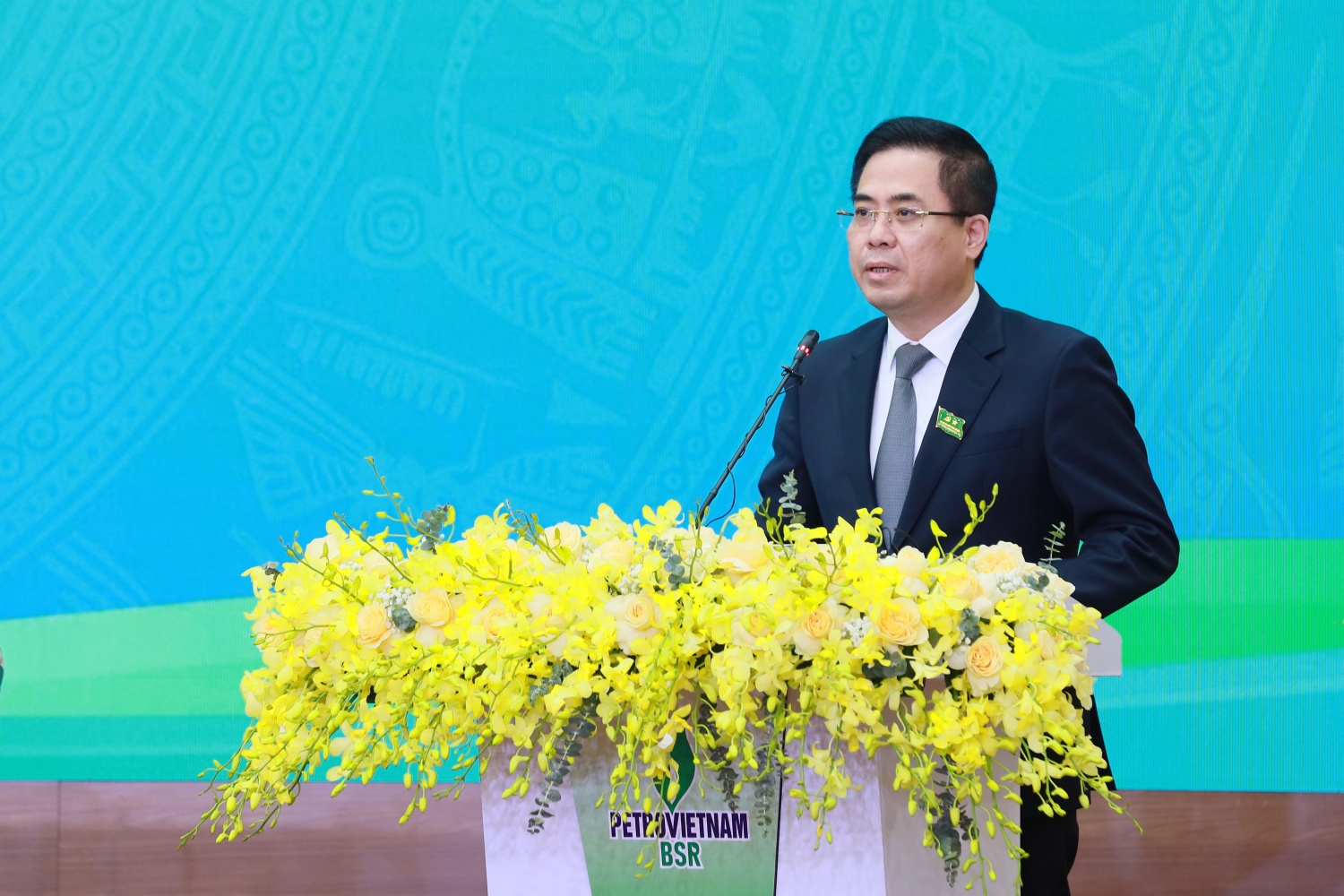 Đồng chí Nguyễn Hoàng Giang - Phó Bí thư Tỉnh ủy, Chủ tịch UBND tỉnh Quảng Ngãi phát biểu tại Đại hội.