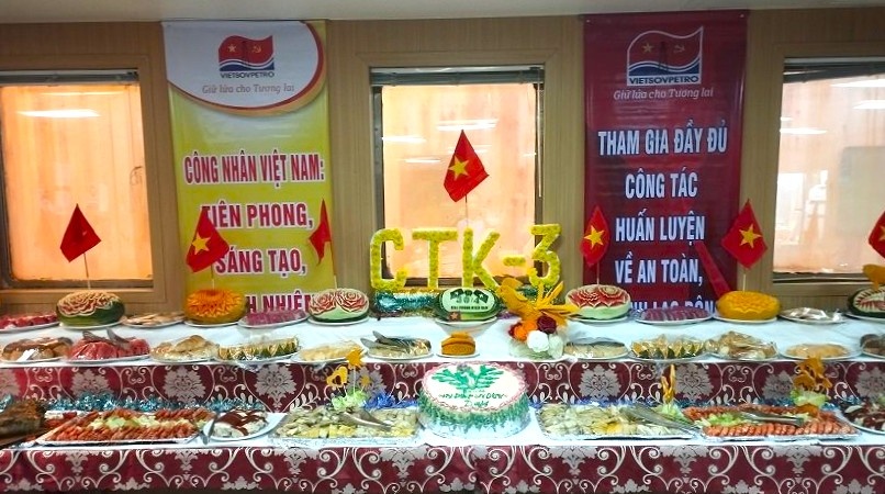 Phía sau mạch sống giàn khoan