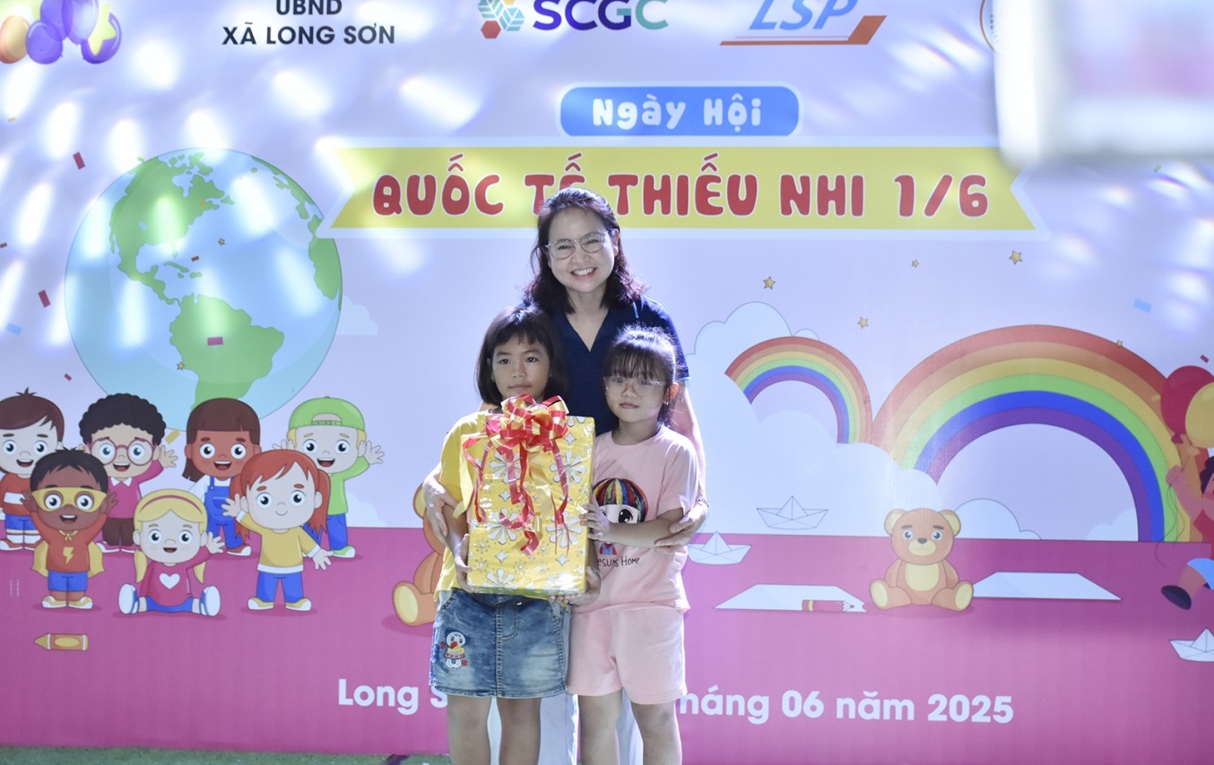 LSP mang niềm vui đến với trẻ em xã Long Sơn nhân Ngày Quốc tế Thiếu nhi 1/6