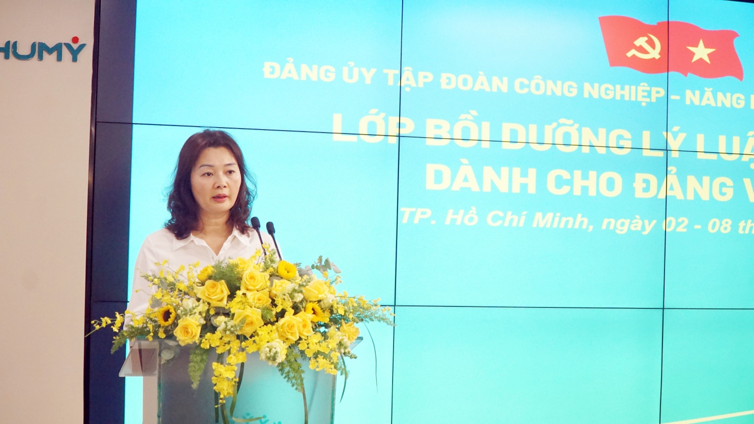 đồng chí Đinh Thị Hồng Thúy – Phó Chánh Văn phòng Đảng ủy Tập đoàn đã công bố quyết định mở lớp