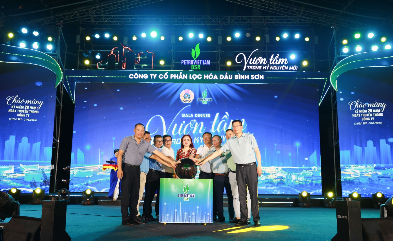 Đại diện CĐ DKVN và Ban lãnh đạo BSR thực hiện nghi thức Kỷ niệm 28 năm Ngày truyền thống BSR (31/5/1997 - 31/5/2025).