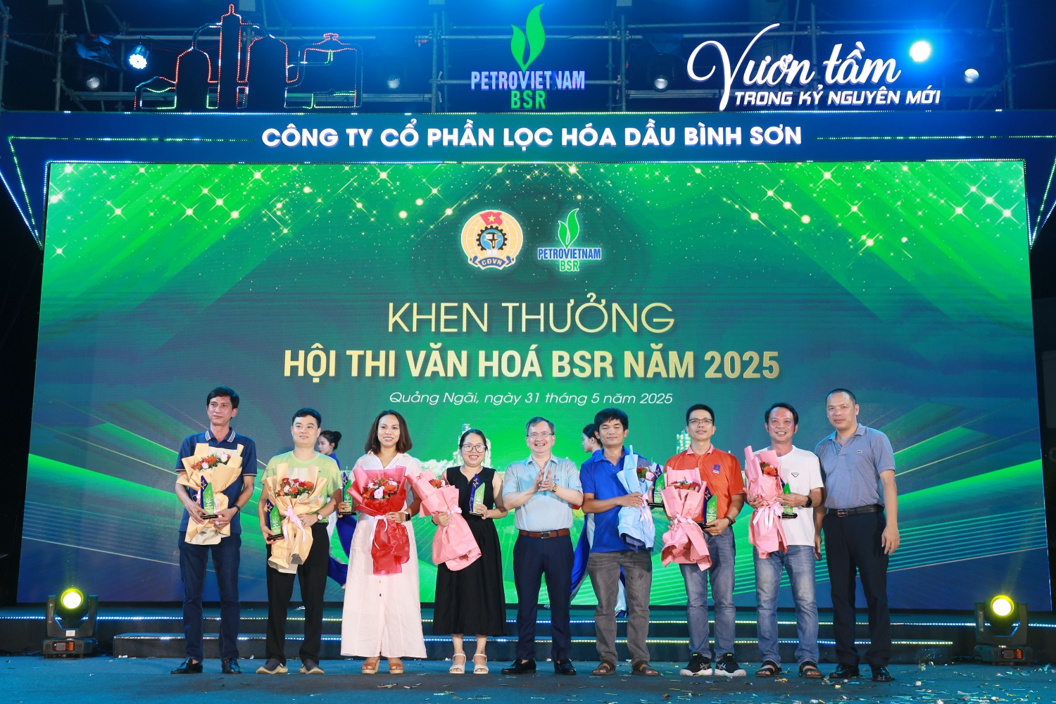 Các cá nhân đạt thành tích cao trong Hội thi văn hoá doanh nghiệp được Ban lãnh đạo BSR khen thưởng.