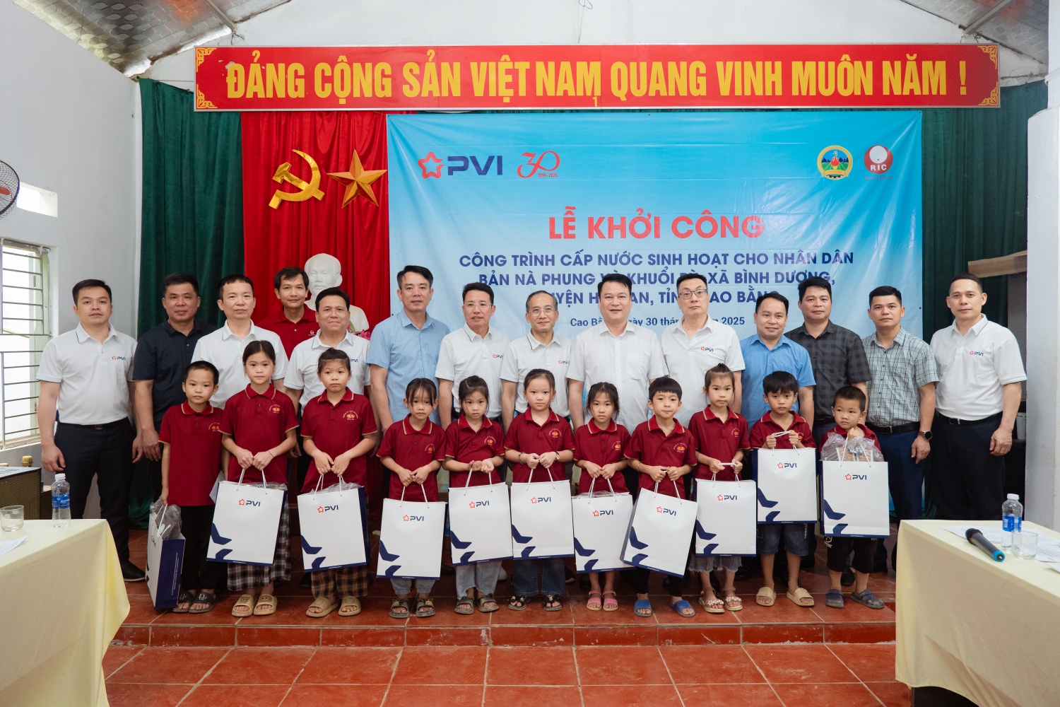  PVI chuẩn bị 30 phần quà (giá trị 1 triệu đồng/1 suất) để trao tặng cho 30 cháu học sinh thuộc hộ nghèo, hộ chính sách và hộ có hoàn cảnh khó khăn của 2 bản Nà Phung và Khuổi Rỳ.