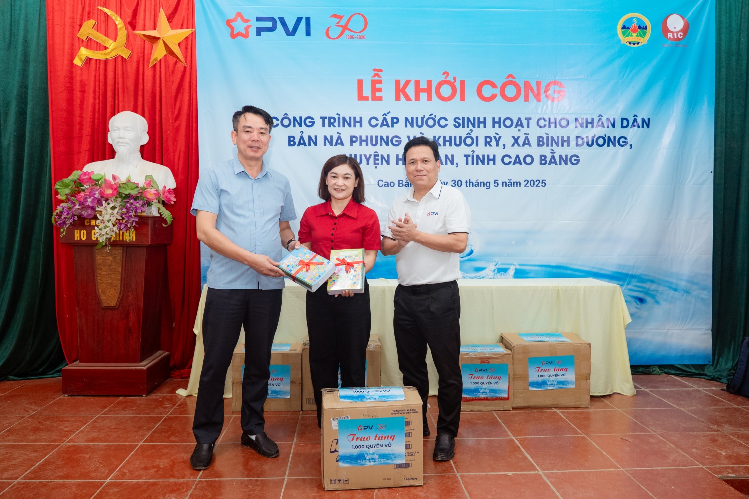 (Ông Đặng Tiến Dũng – Phó Bí thư Đảng ủy, Chủ tịch Công đoàn đại diện PVI và ông Đàm Thế Trang – PCT Huyện Hòa An trao tặng 1000 cuốn vở cho các cháu học sinh thuộc điểm trường Tiểu học và THCS xã Bình Dương)