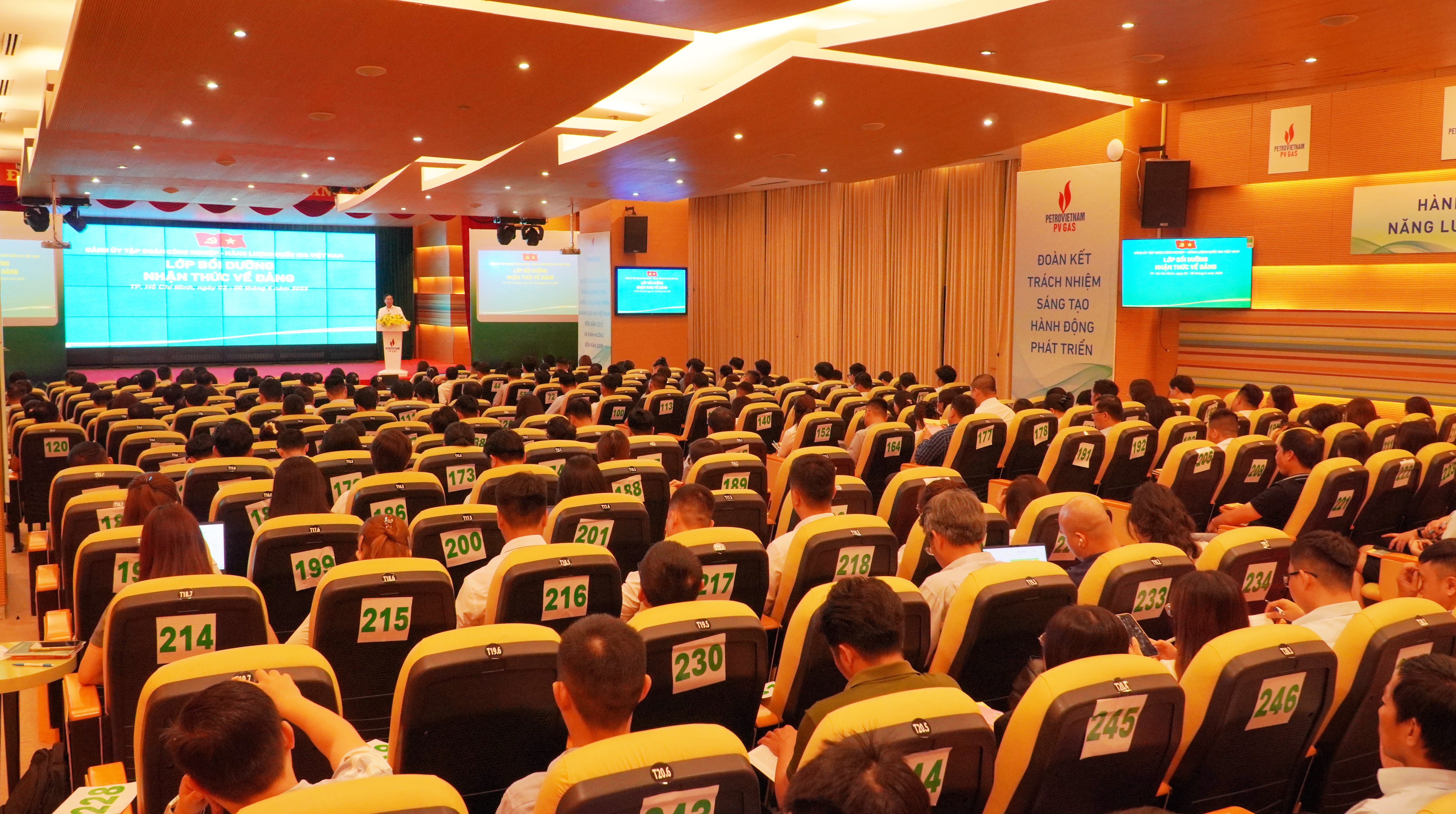 Khai giảng lớp Bồi dưỡng nhận thức về Đảng khu vực TP HCM năm 2025