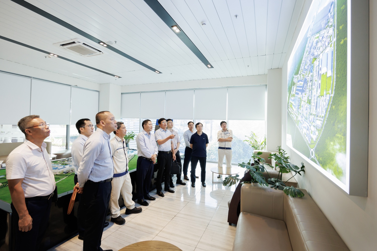 Đại diện lãnh đạo BSR và Hòa Phát Dung Quất tham quan mô hình Khu liên hợp Gang thép Dung Quất