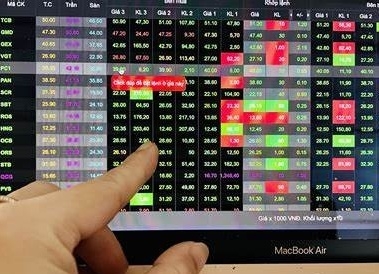 Nhận định thị trường chứng khoán ngày 6/6: Tín hiệu suy yếu xuất hiện, nhà đầu tư cần thận trọng với vùng cản 1.350–1.370 điểm