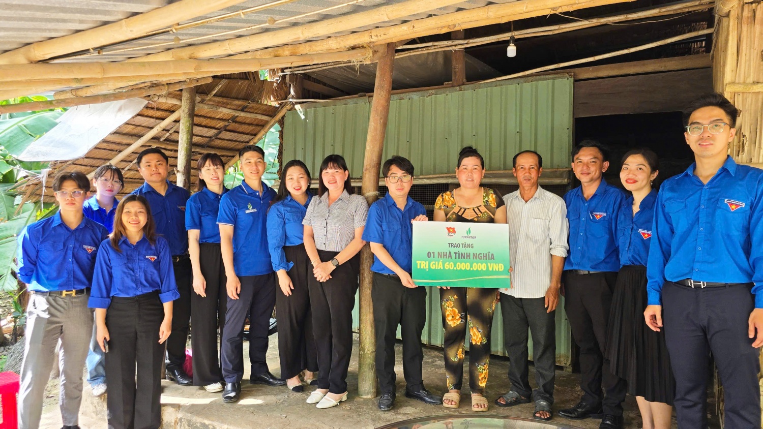 Đoàn thanh niên Petrovietnam trao tặng nhà tình nghĩa và quà cho trẻ em khó khăn tại Sóc Trăng