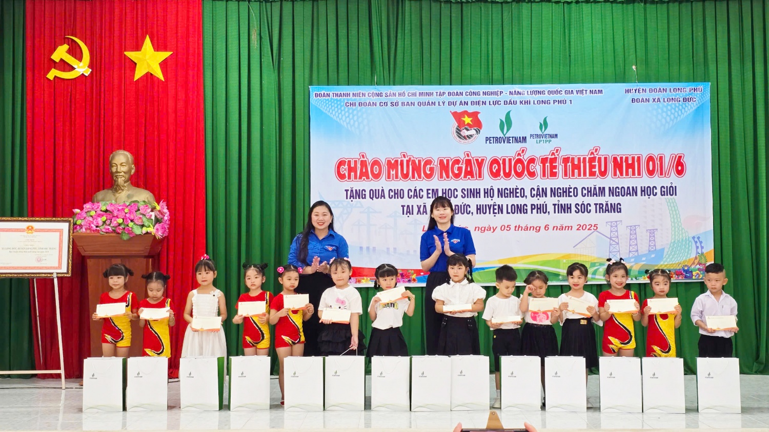 Đoàn thanh niên Petrovietnam trao tặng nhà tình nghĩa và quà cho trẻ em khó khăn tại Sóc Trăng