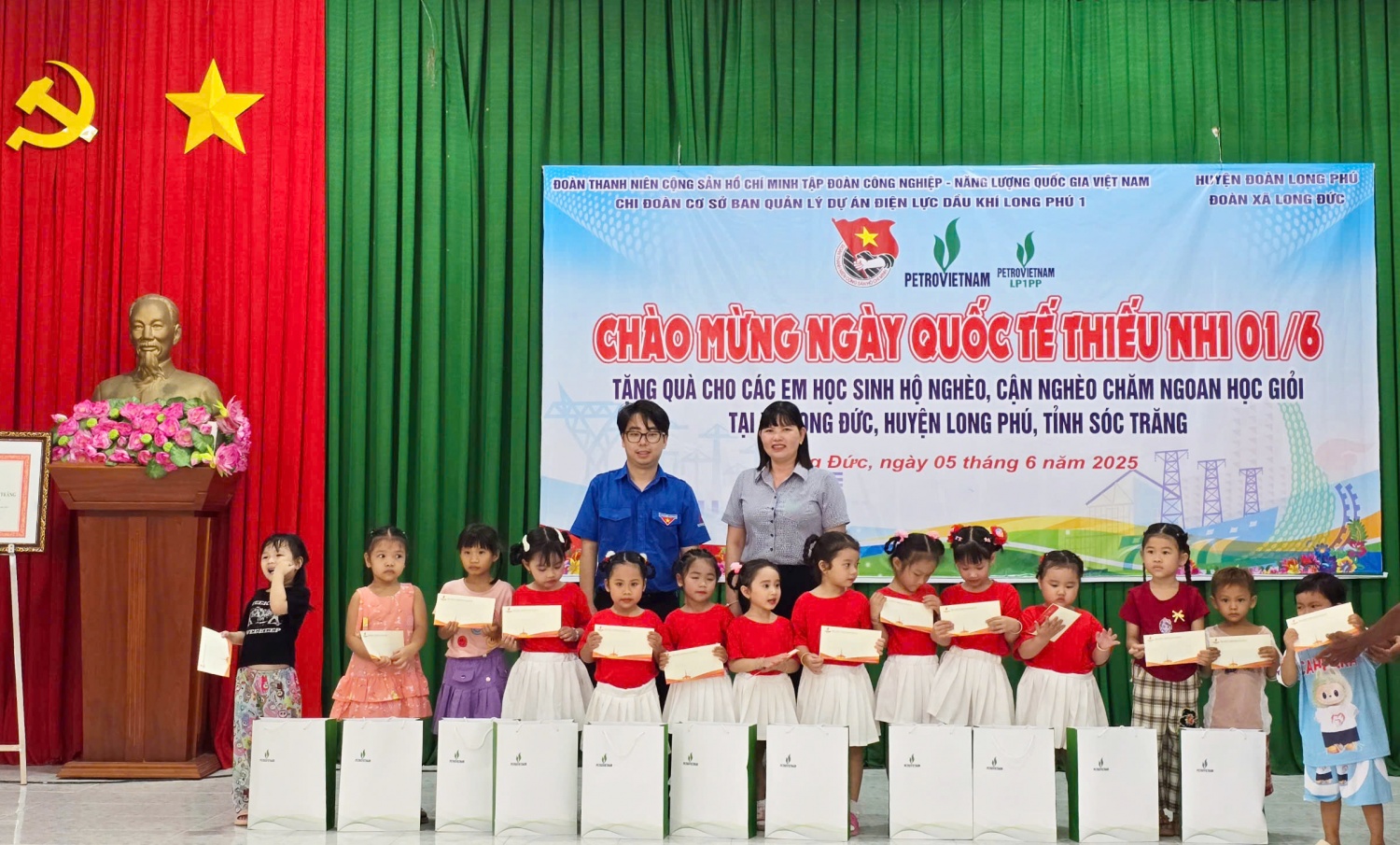Đoàn thanh niên Petrovietnam trao tặng nhà tình nghĩa và quà cho trẻ em khó khăn tại Sóc Trăng