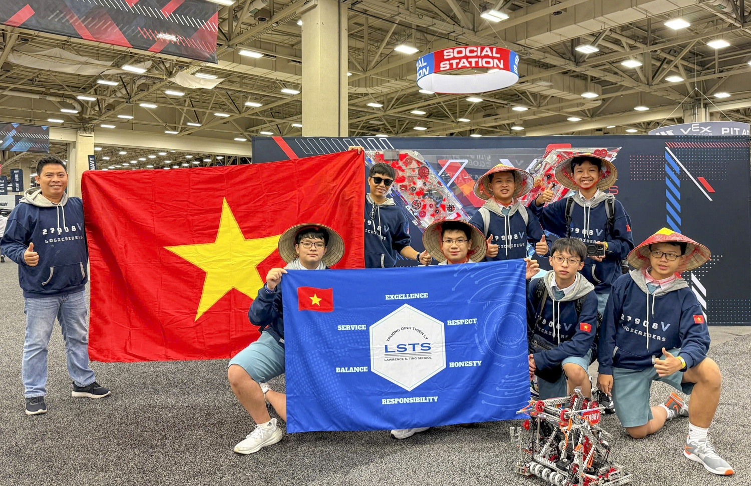 Hình 3: Logic Riders 27908V mang tinh thần dân tộc Việt Nam đến Dallas, Texas, Hoa Kỳ