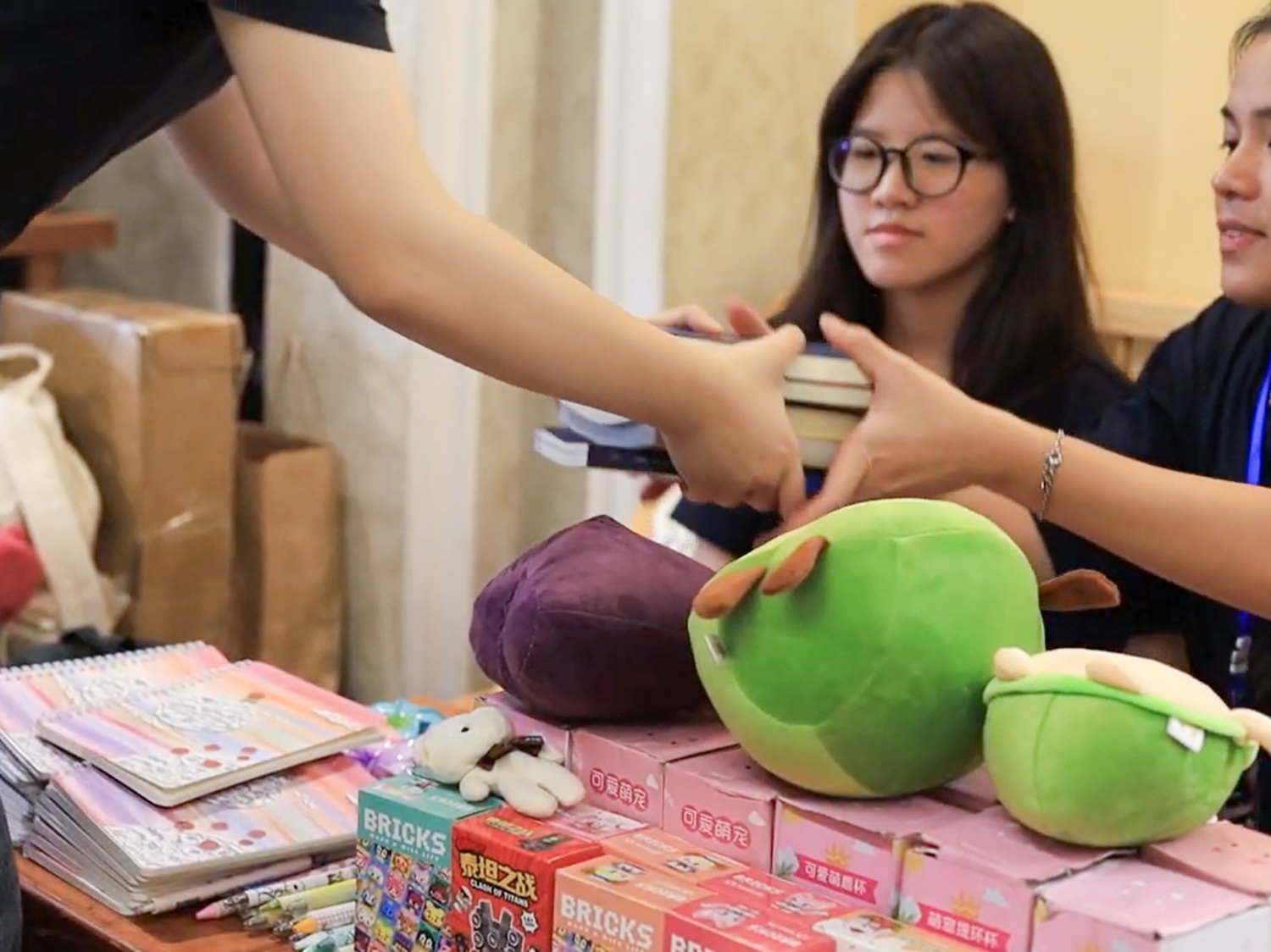 CLB tiếng Anh trường Ams ra mắt sách song ngữ, lan tỏa văn hóa đọc