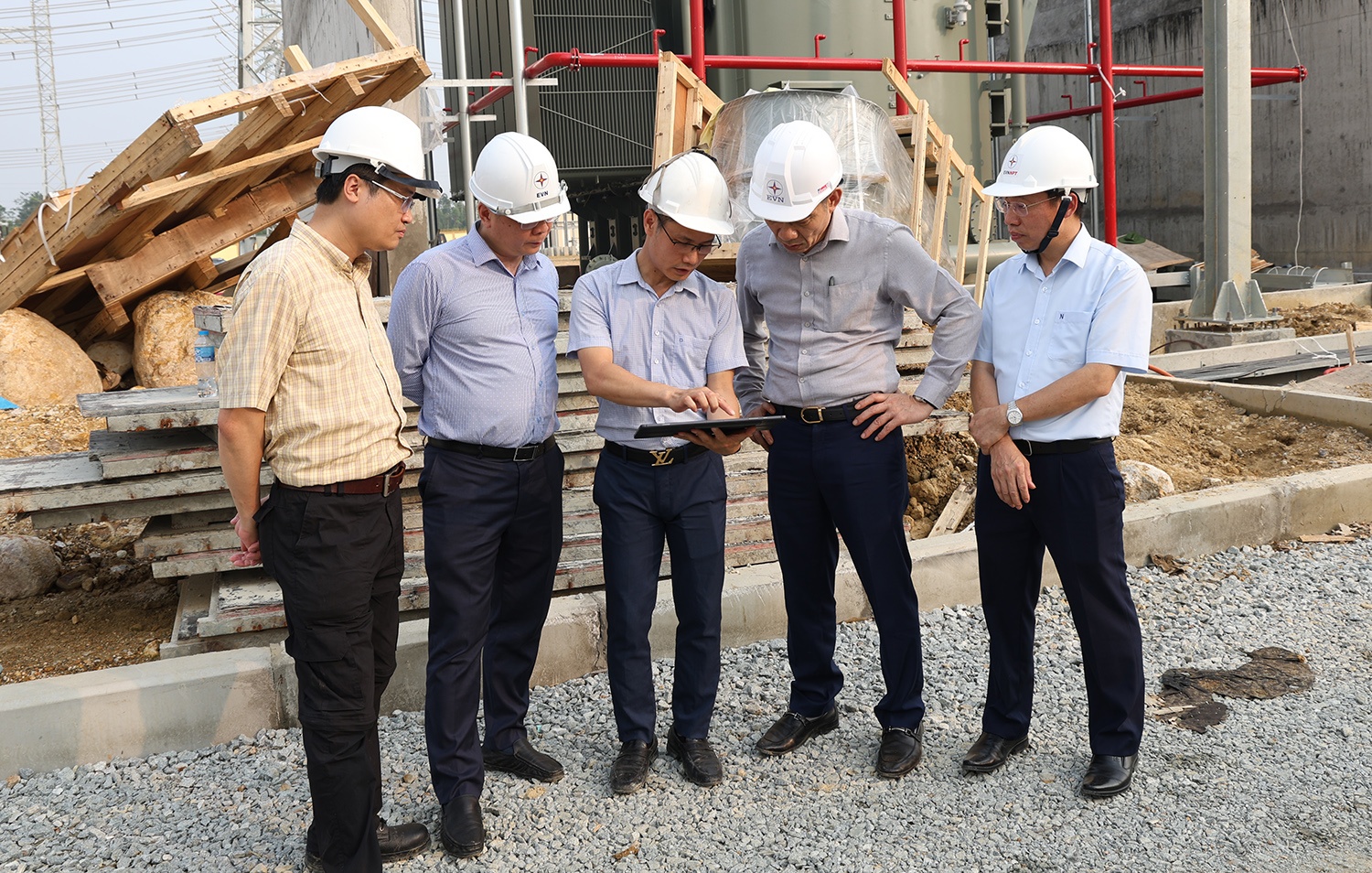 Kiểm tra công trường dự án được chọn gắn biển chào mừng Đại hội Đảng bộ EVN lần thứ IV