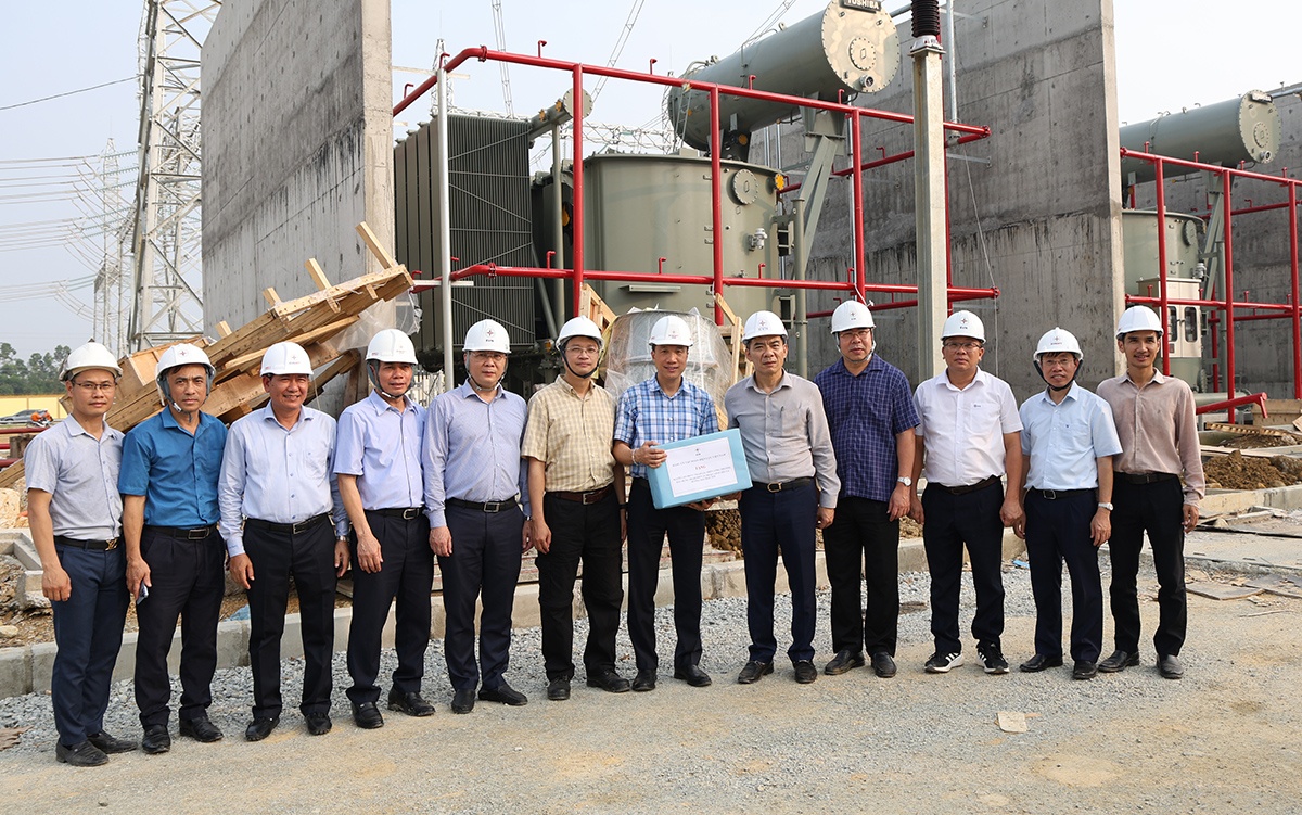 Kiểm tra công trường dự án được chọn gắn biển chào mừng Đại hội Đảng bộ EVN lần thứ IV