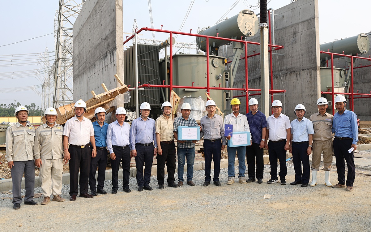Kiểm tra công trường dự án được chọn gắn biển chào mừng Đại hội Đảng bộ EVN lần thứ IV