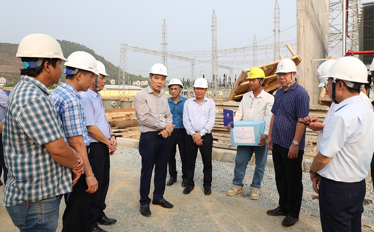 Kiểm tra công trường dự án được chọn gắn biển chào mừng Đại hội Đảng bộ EVN lần thứ IV