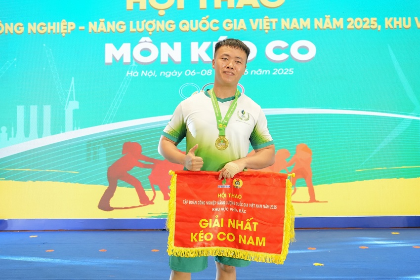 Anh Đỗ Trọng Linh (đội NSRP) tự hào với chiếc huân chường vàng bộ môn kéo co Nam
