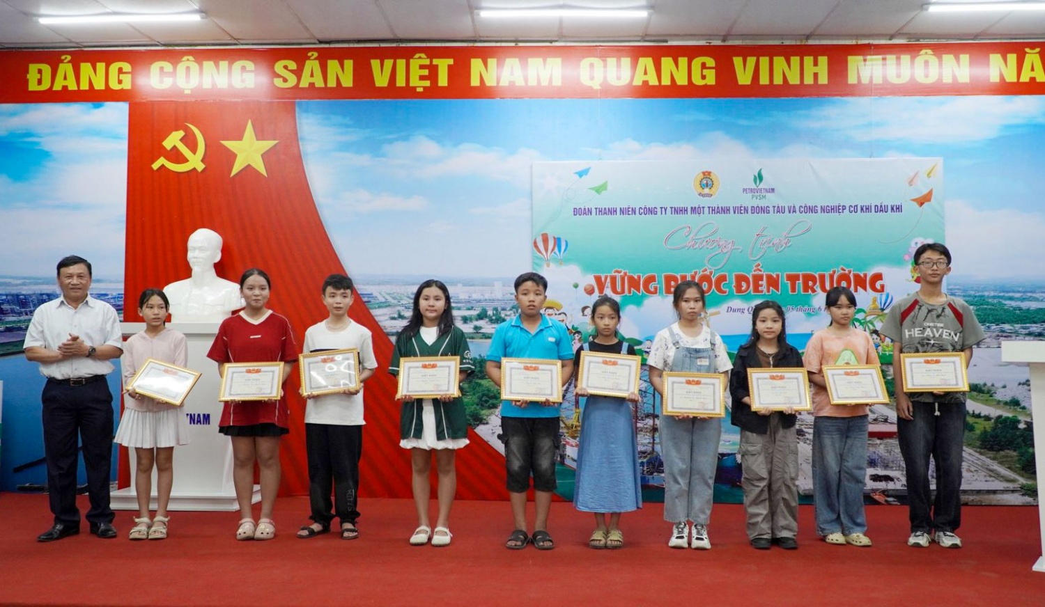 Đoàn thanh niên PVSM tổ chức chương trình “Vững bước đến trường” cho con em CBCNV